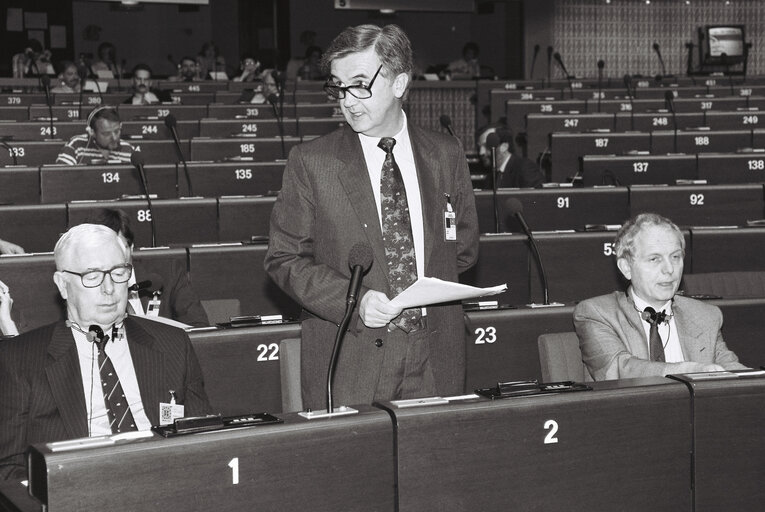 Fotografi 6: Garel JONES, British Minister for Europe during a plenary session in Strasbourg on July 8, 1992.