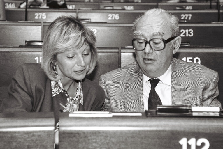 Foto 3: Anne ANDRE and Jean DEFRAIGNE in Plenary Session in Strasbourg - june 1992