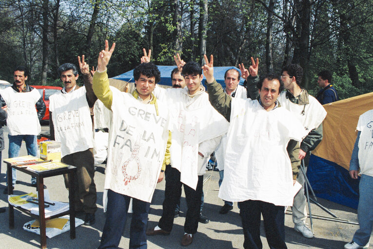 Fotó 4: Kurds protest outside the European Parliament in Strasbourg on April 1992.