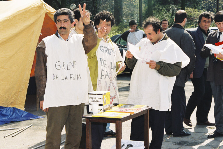 Fotó 5: Kurds protest outside the European Parliament in Strasbourg on April 1992.