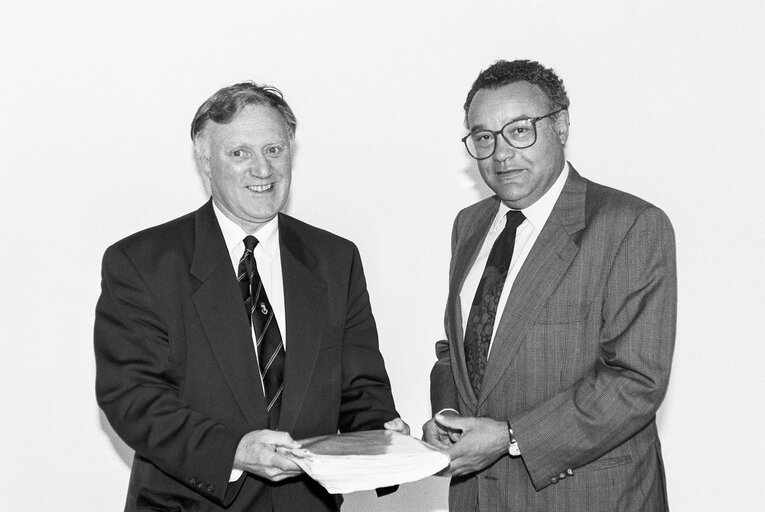 Fotografie 6: MEPs Hugh MCMAHON and Joao CRAVINHO at the European Parliament in Strasbourg