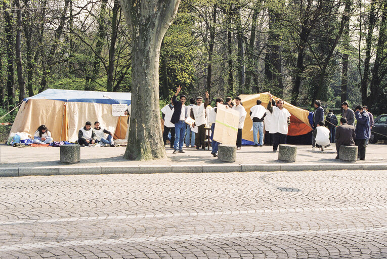 Photo 6 : Kurds protest outside the European Parliament in Strasbourg on April 1992.