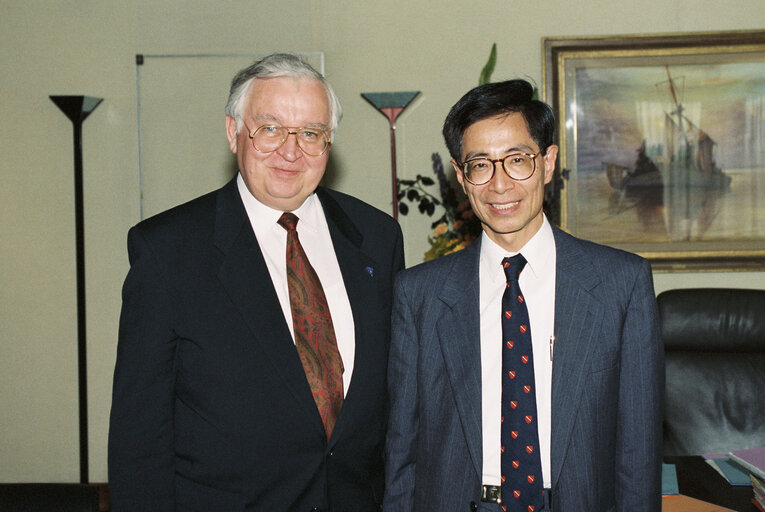 Foto 2: Egon KLEPSCH EP President  and guest in Strasbourg in July 1992.