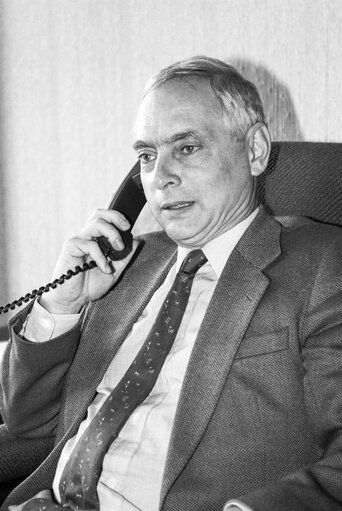 Fotografia 8: MEP Yves A.R. GALLAND in the European Parliament