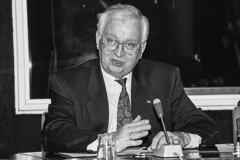 Fotografia 38: Official visit of President of Argentina at the European Parliament in Strasbourg. Egon KLEPSCH - EP President gives a press conference with Carlos MENEM, President of Argentina.