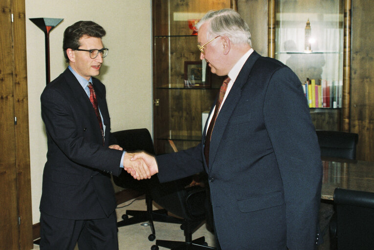 Valokuva 9: Gunther OETTINGER meets with Egon KLEPSCH EP President in Strasbourg in July 1992.