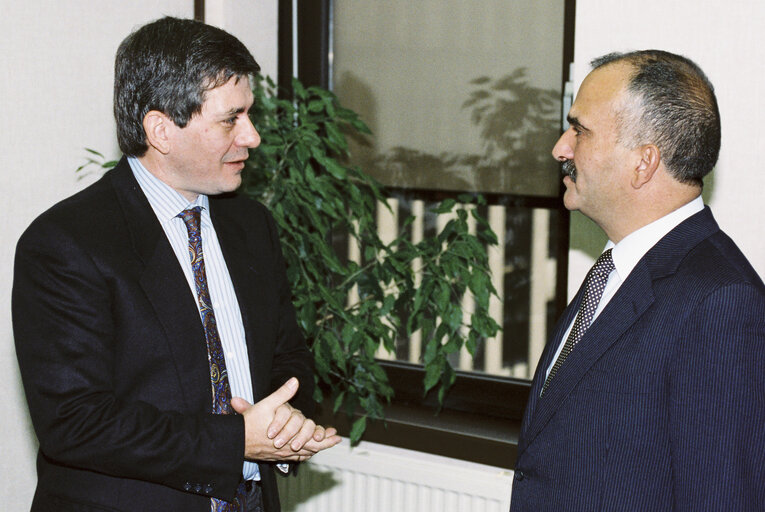 Foto 5: MEP receives a guest in October 1992