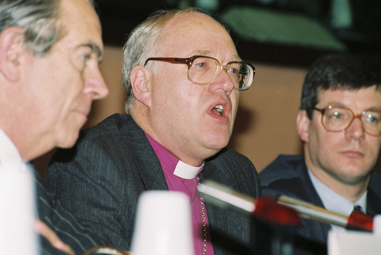 Φωτογραφία 7: George CAREY, Archibishop of Canterbury during a meeting in Strasbourg in February 1993.