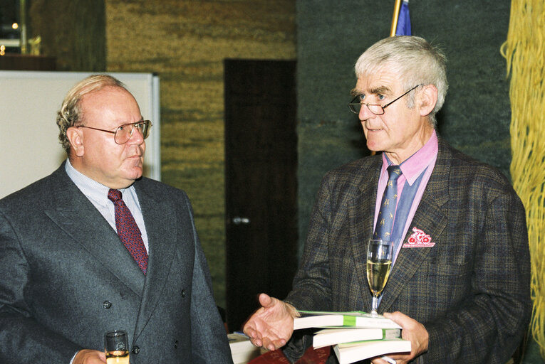 Foto 8: Presentation of book Dienstrecht der Europ?§ischen Gemeinschaften in 1992