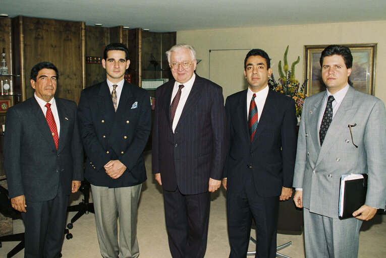 Foto 2: Egon KLEPSCH EP President, meets with a delegation from Panama in Strasbourg on July 9, 1992.