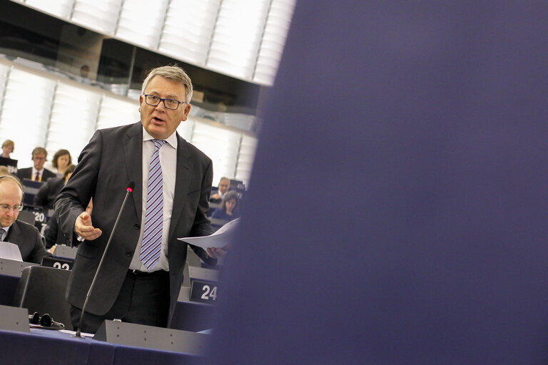 Снимка 26: Plenary session week 41 2015 in Strasbourg European Council and Commission statements - Conclusions of the informal European Council of 23 September 2015    Votes followed by explanations of votes  Votes  Council and Commission statements - Humanitarian situation of refugees within the EU and neighbouring countries