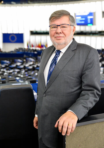 Foto 1: Alain VIDALIES, french Minister of transport, in plenary session week 47 2016 in Strasbourg