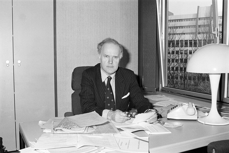 Fotografija 40: The MEP James MOORHOUSE in a office of the European Parliament of Strasbourg in February 1984.