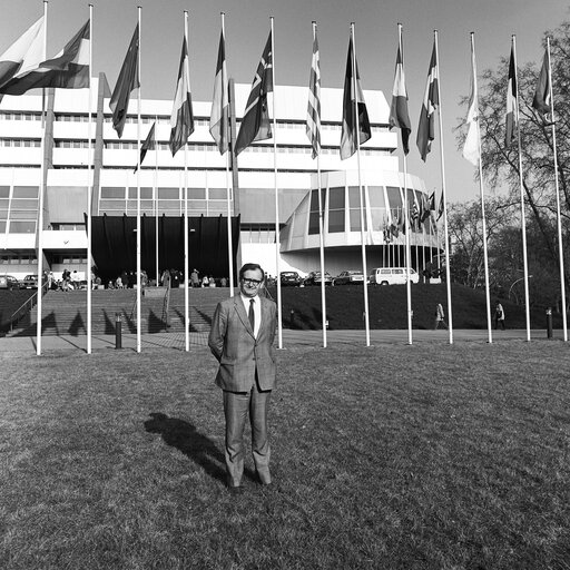 Fotografija 24: John Leslie MARSHALL in front of Palais de l'Europe building in Strasbourg