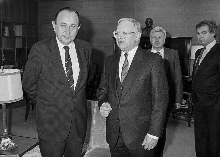 Fotografija 37: MEP Nicolas ESTGEN meets with German Foreign Minister Hans Dietrich GENSCHER at the European Parliament in Strasbourg