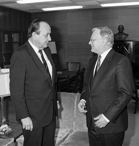 Fotografija 36: MEP Nicolas ESTGEN meets with German Foreign Minister Hans Dietrich GENSCHER at the European Parliament in Strasbourg