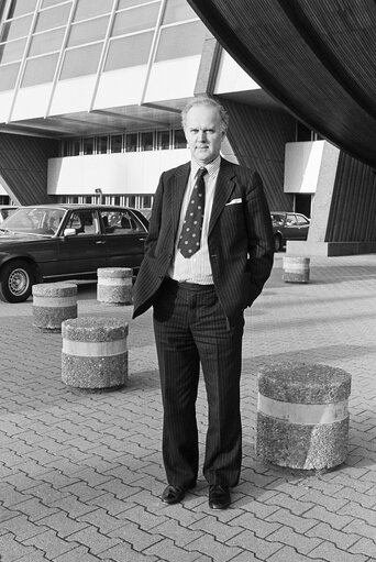 Fotografija 43: The MEP James MOORHOUSE in front of the European Parliament of Strasbourg in February 1984.