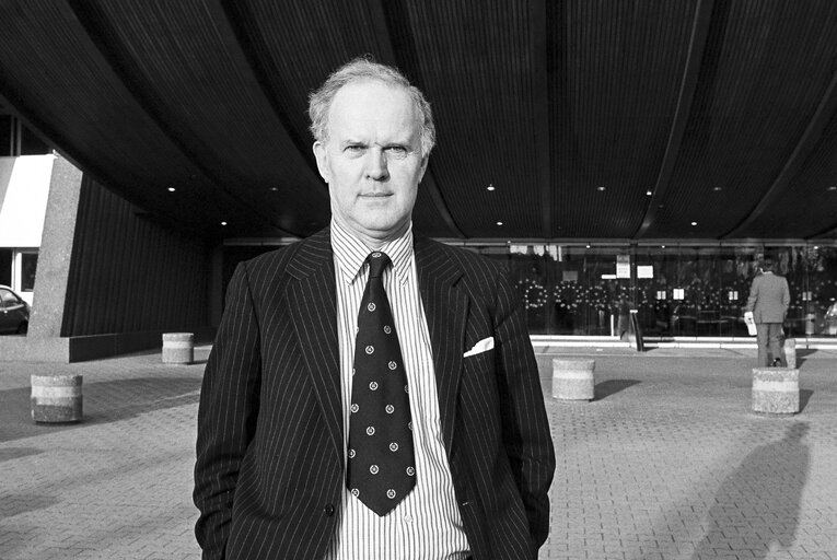 Fotografija 42: The MEP James MOORHOUSE in front of the European Parliament of Strasbourg in February 1984.