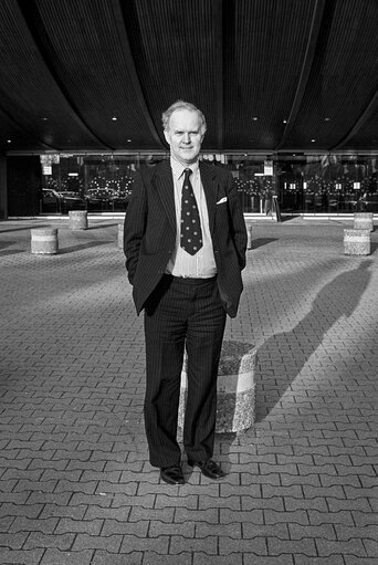 Fotografija 41: The MEP James MOORHOUSE in front of the European Parliament of Strasbourg in February 1984.