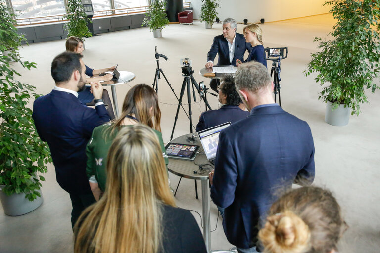 Foto 3: Facebook chat with Antonio TAJANI - EP President