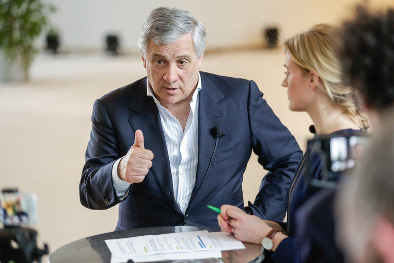 Foto 2: Facebook chat with Antonio TAJANI - EP President
