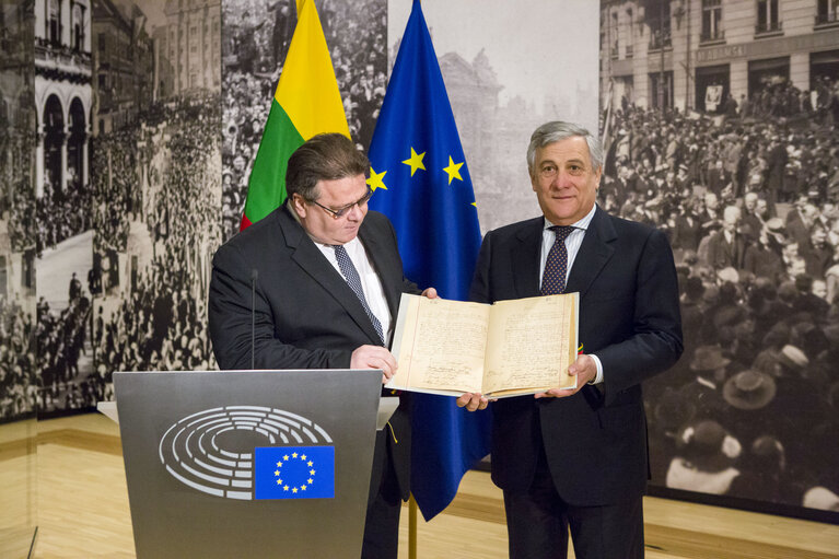 Billede 10: Handover ceremony of  ' February 16th Act of Lithuanian Independence '