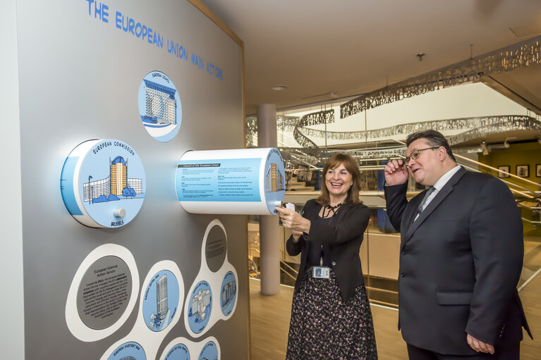 Billede 2: Handover ceremony of  ' February 16th Act of Lithuanian Independence '