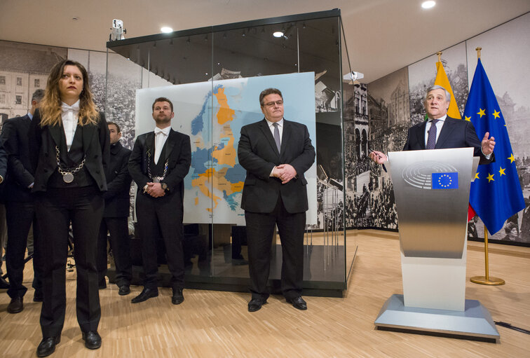 Billede 16: Handover ceremony of  ' February 16th Act of Lithuanian Independence '