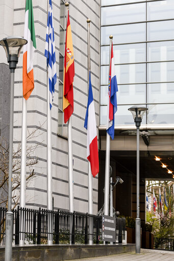 Fotogrāfija 1: European and French flags at half-mast at the European Parliament as a tribute to the victims of the terrorist attacks in the South of France of 23 March 2018