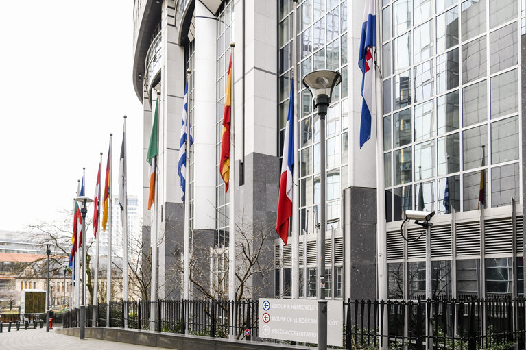 Fotogrāfija 4: European and French flags at half-mast at the European Parliament as a tribute to the victims of the terrorist attacks in the South of France of 23 March 2018