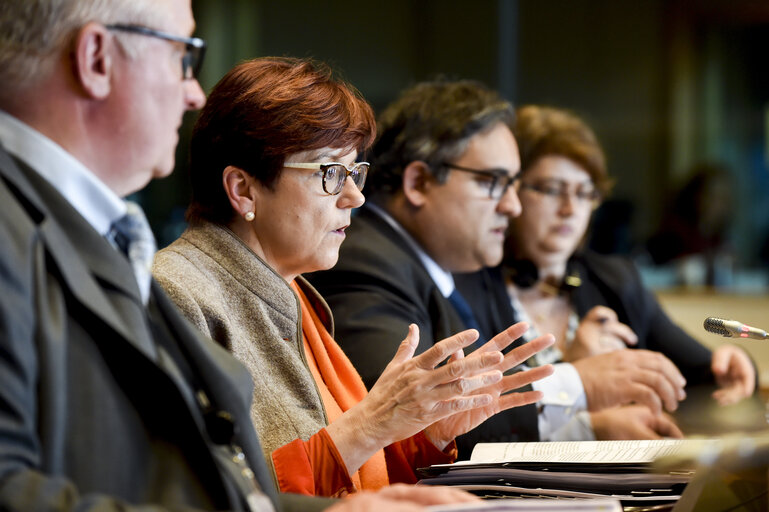 Nuotrauka 4: Joint CONT-LIBE committee meeting. Statements by Ingeborg GRÄSSLE and Claude MORAES on ad-hoc delegation to Slovakia.