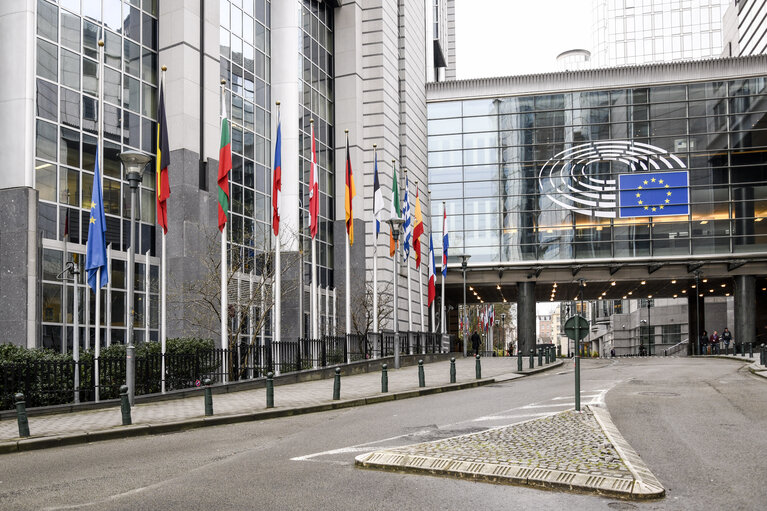 Fotogrāfija 3: European and French flags at half-mast at the European Parliament as a tribute to the victims of the terrorist attacks in the South of France of 23 March 2018