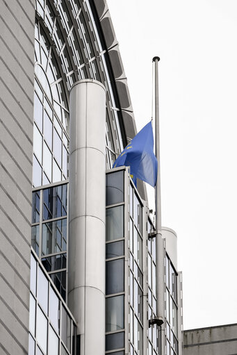 Fotogrāfija 2: European and French flags at half-mast at the European Parliament as a tribute to the victims of the terrorist attacks in the South of France of 23 March 2018