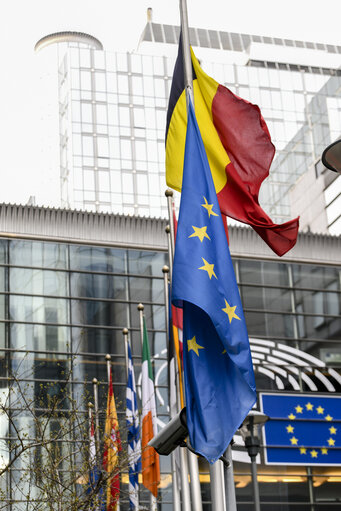 Fotogrāfija 6: European and French flags at half-mast at the European Parliament as a tribute to the victims of the terrorist attacks in the South of France of 23 March 2018