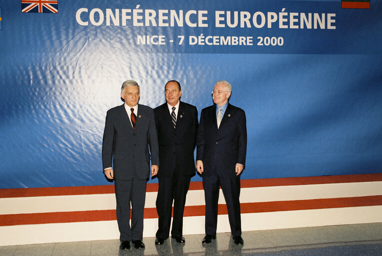 Fotografija 22: Heads of State and Ministers arriving at the Nice Summit on December 7th, 2000.