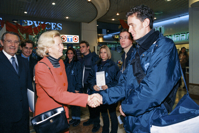 Foto 14: Visit of Nicole FONTAINE, EP President to the European Parliament information desk at the Nice Etoile buidling in December 2000.