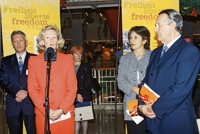 Foto 13: Visit of Nicole FONTAINE, EP President to the European Parliament information desk at the Nice Etoile buidling in December 2000.