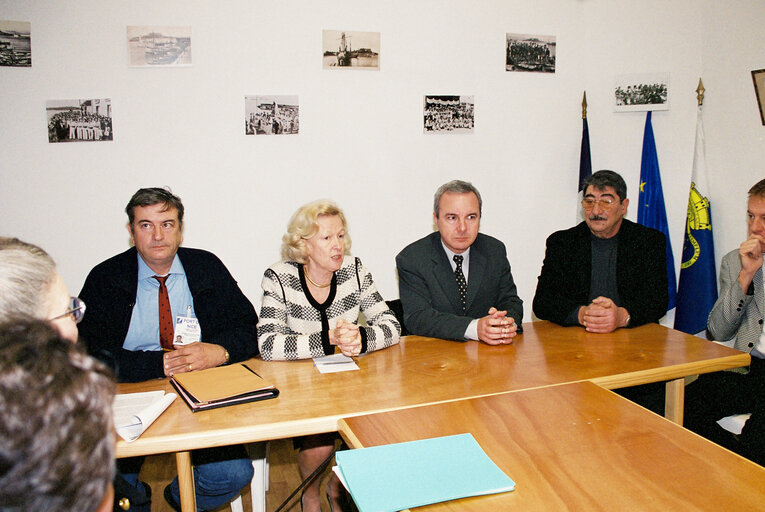 Foto 17: Visit of Nicole FONTAINE, EP President to the Prud'Homie of Antibes Fishermen in December 2000.