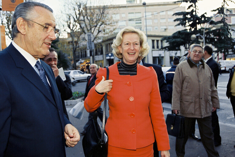 Fotografia 12: Visit of Nicole FONTAINE, EP President to the European Parliament information desk at the Nice Etoile buidling in December 2000.