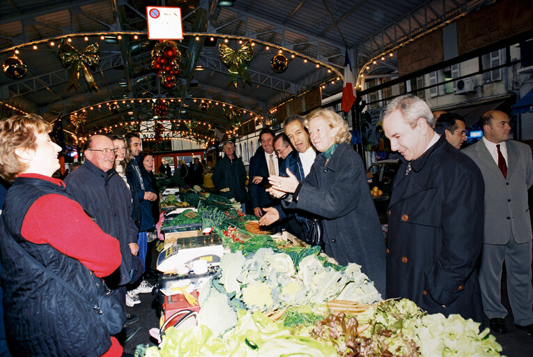 Foto 3: Visit of Nicole FONTAINE, EP President at the covert market of Antibes in December 2000.