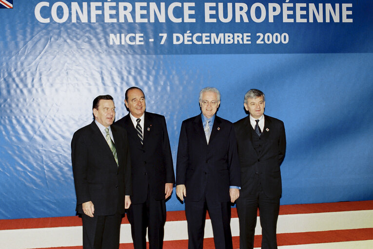 Foto 16: Heads of State and Ministers arriving at the Nice Summit on December 7th, 2000.