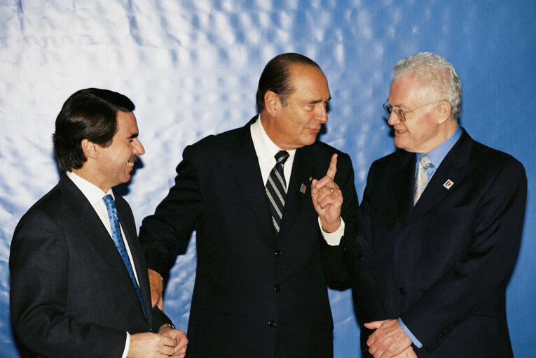 Foto 15: Heads of State and Ministers arriving at the Nice Summit on December 7th, 2000.