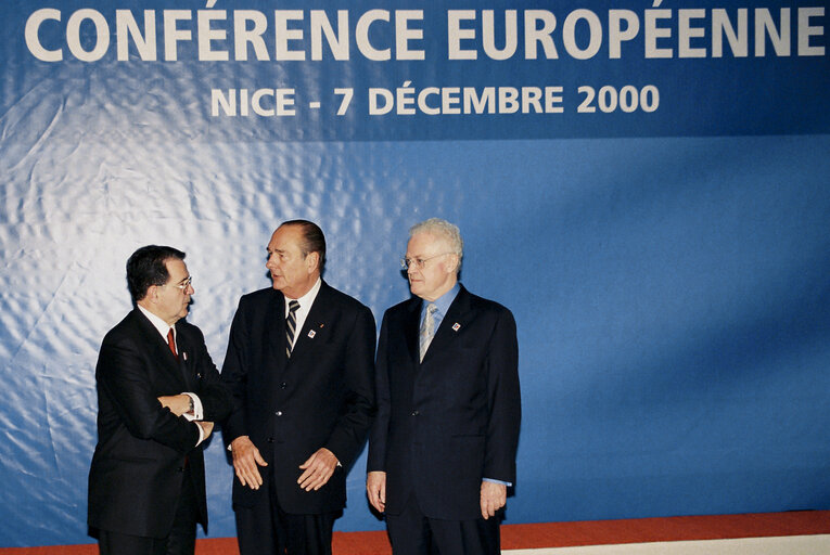 Nuotrauka 14: Heads of State and Ministers arriving at the Nice Summit on December 7th, 2000.