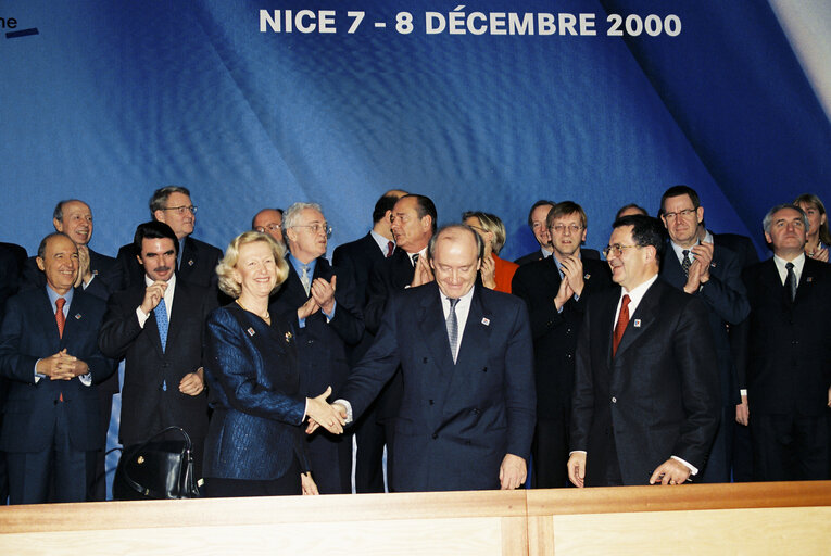 Suriet 26: Signature session at the Nice summit of December 7th, 2000.