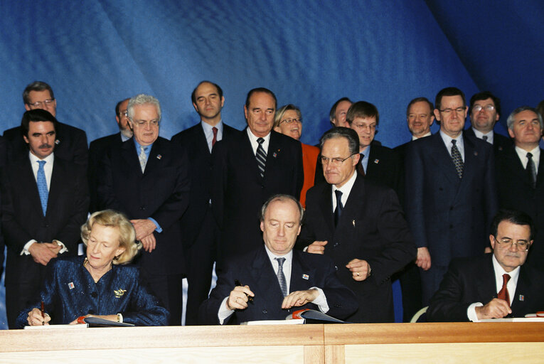 Fotografija 25: Signature session at the Nice summit of December 7th, 2000.