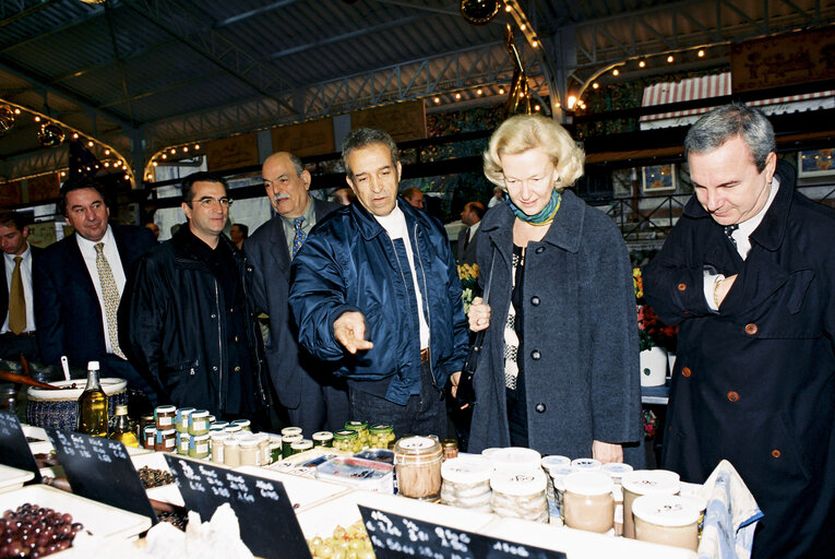 Foto 6: Visit of Nicole FONTAINE, EP President at the covert market of Antibes in December 2000.