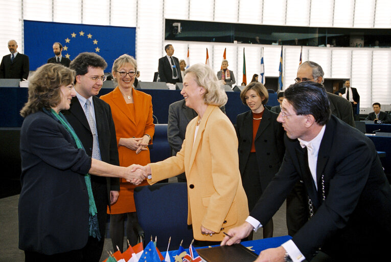 Signature of the Budget at the European Parliament of Strasbourg in December 2000.