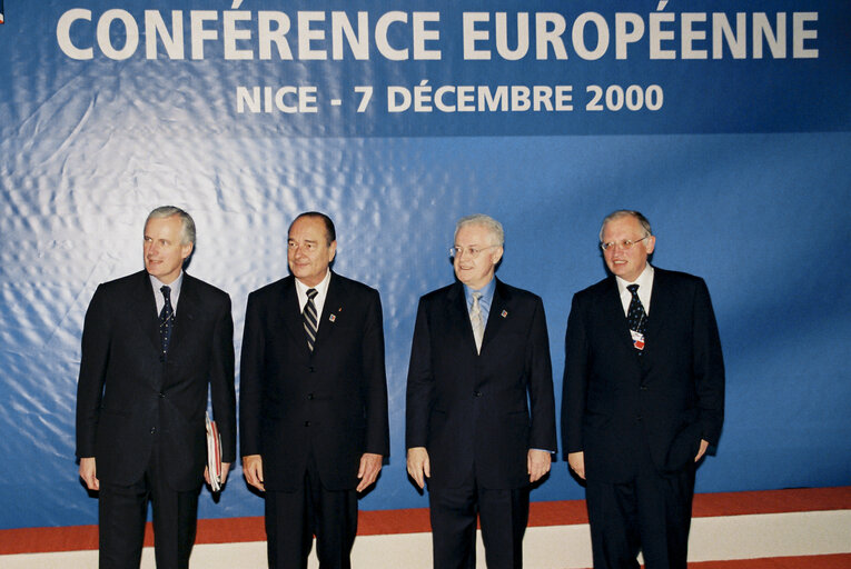 Fotografija 10: Heads of State and Ministers arriving at the Nice Summit on December 7th, 2000.