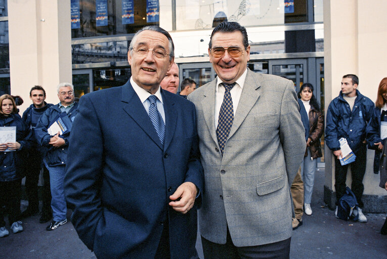 Fotogrāfija 10: Visit of Nicole FONTAINE, EP President to the European Parliament information desk at the Nice Etoile buidling in December 2000.