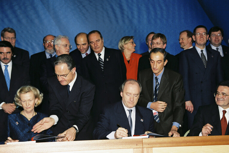 Signature session at the Nice summit of December 7th, 2000.